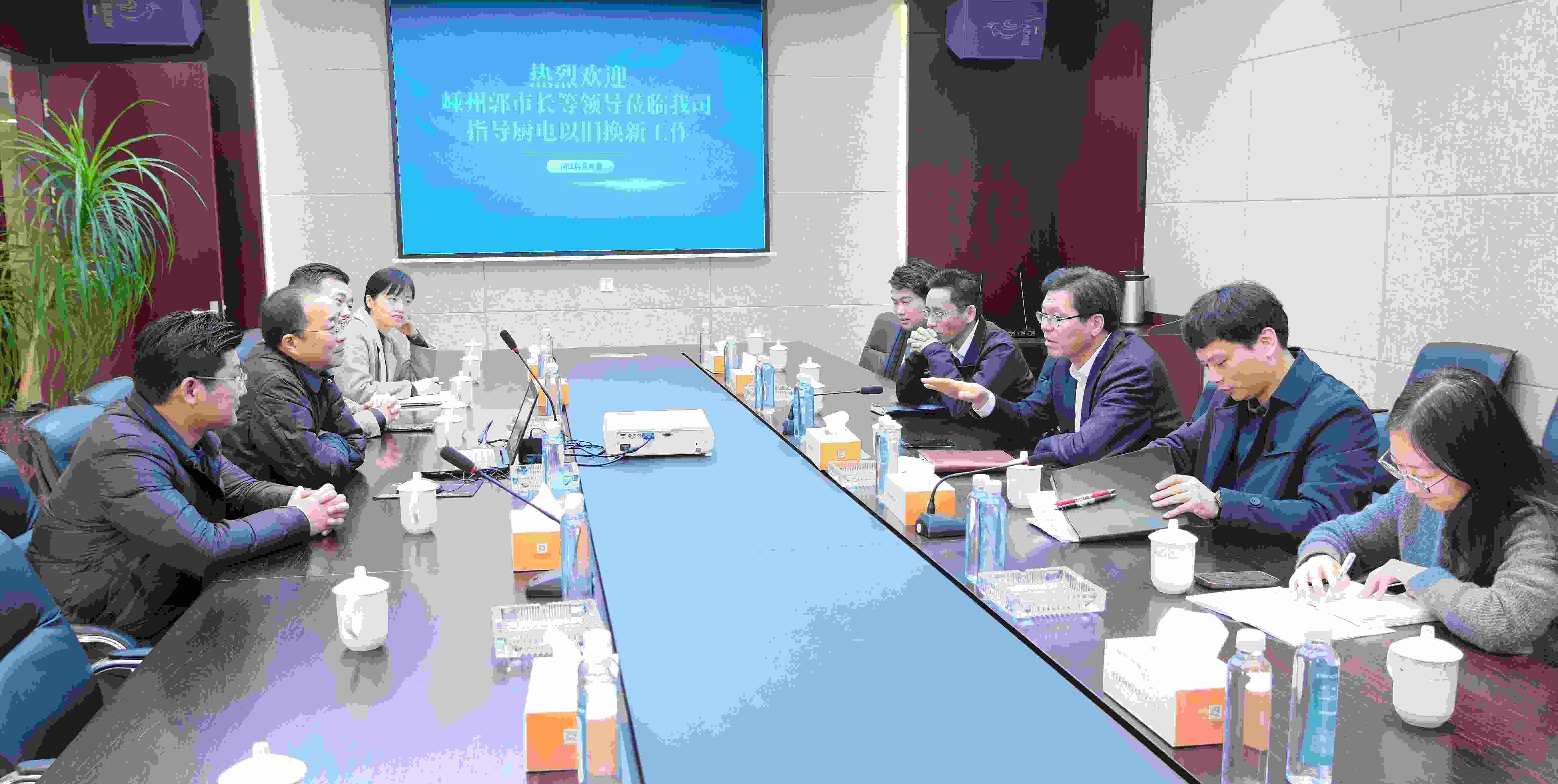 嵊州‌市副市長郭偉鋒，商務(wù)局領(lǐng)導(dǎo)一行蒞臨科恩調(diào)研廚電以舊換新工作！